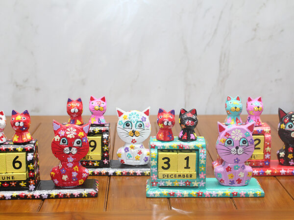 Ahşap Kedili Takvim Orta Boy